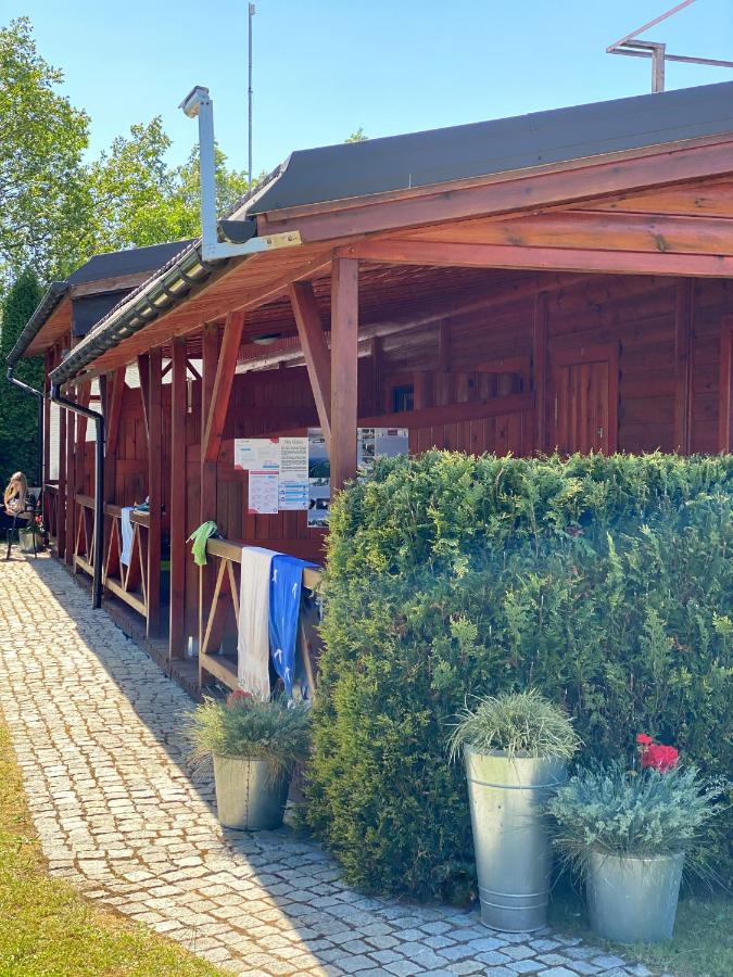 Domek od strony zadaszonego wejścia.