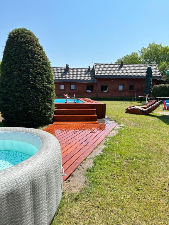 Plac zabaw — trampolina dla dzieci.