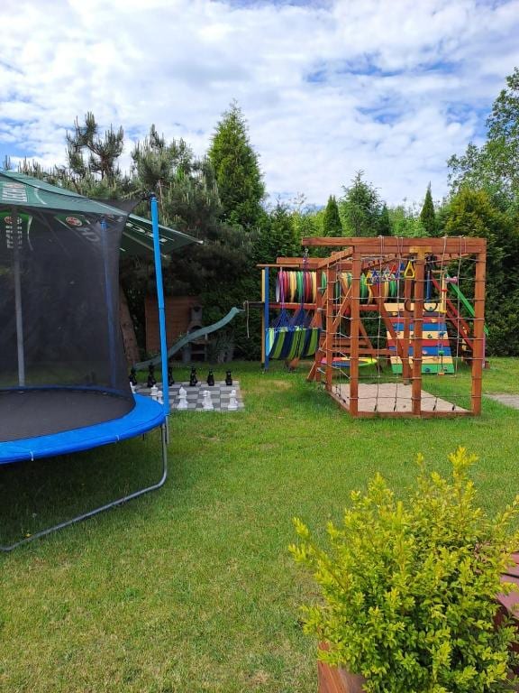 Wielkoformatowe szachy ogrodowe i ścianka wspinaczkowa.
