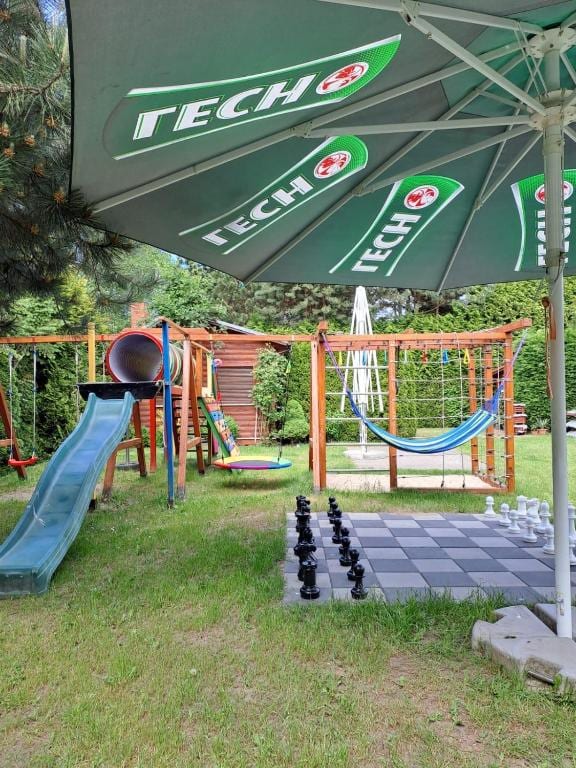 Niebieska zjeżdżalnia na placu zabaw.